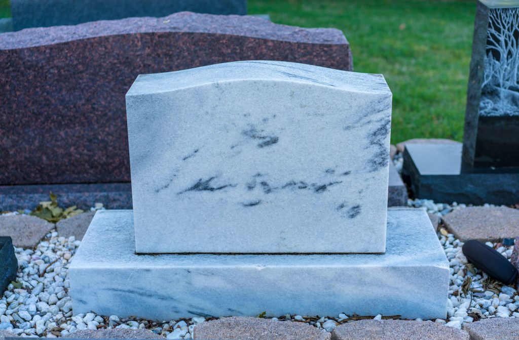 Combien coûte un monument funéraire au Québec en 2023? Pierres tombales